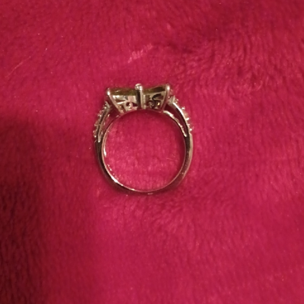 This Peridot Bow Ring Has Pink Stones On The Sides Of It. Size 7. 925. - Picture 4 of 5